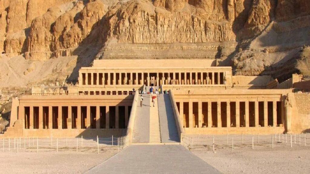visitar o impressionante Templo de Hatshepsut, conjunto funerário da rainha-faraó mais importante do Egito