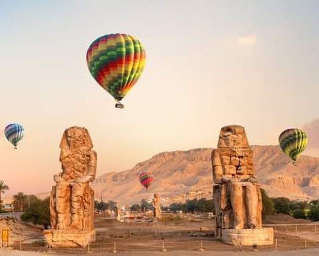estátuas de pedra do faraó Amenhotep III